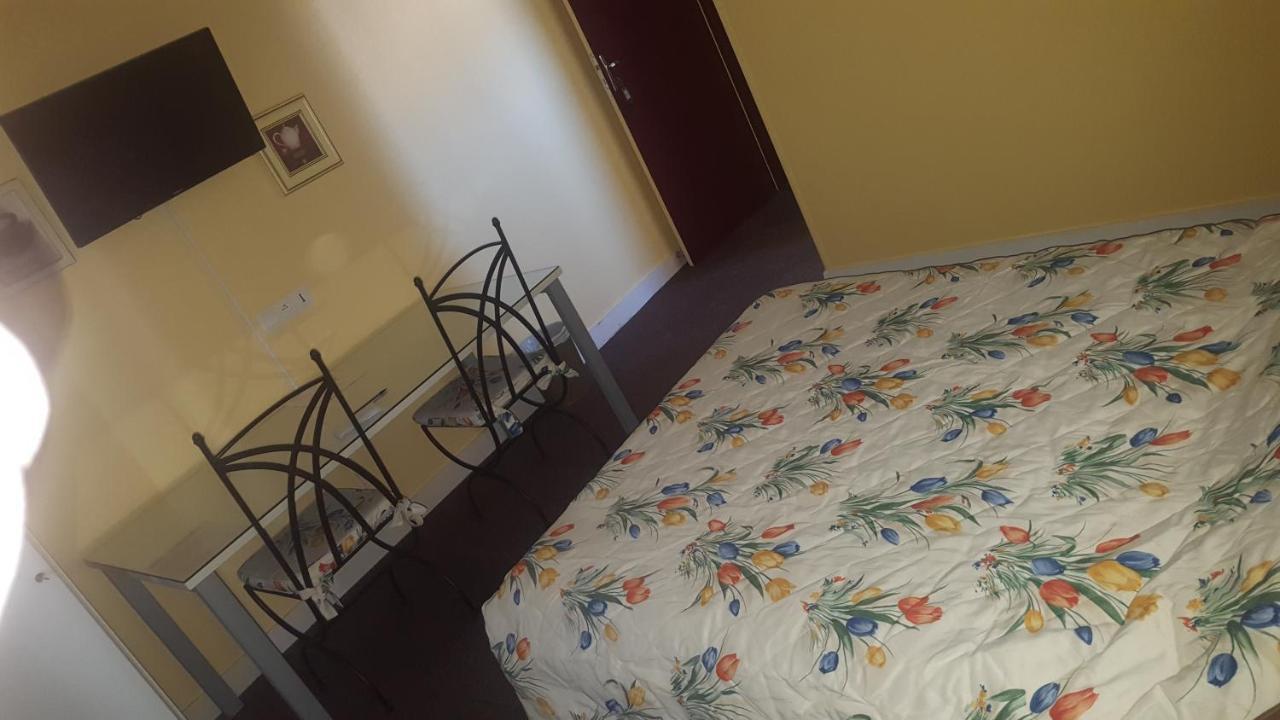Hotel De La Cloche Sp แร็งส์ ภายนอก รูปภาพ