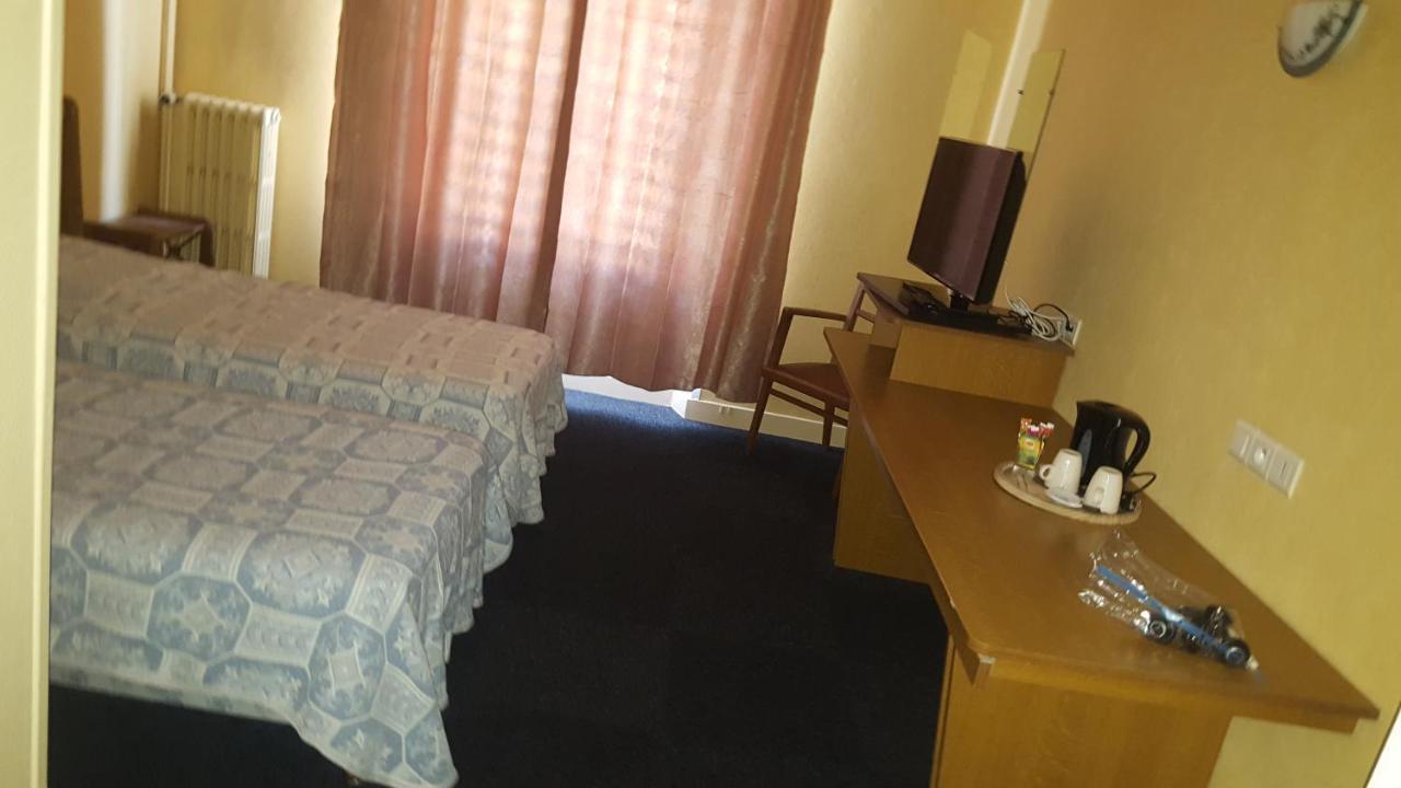 Hotel De La Cloche Sp แร็งส์ ภายนอก รูปภาพ