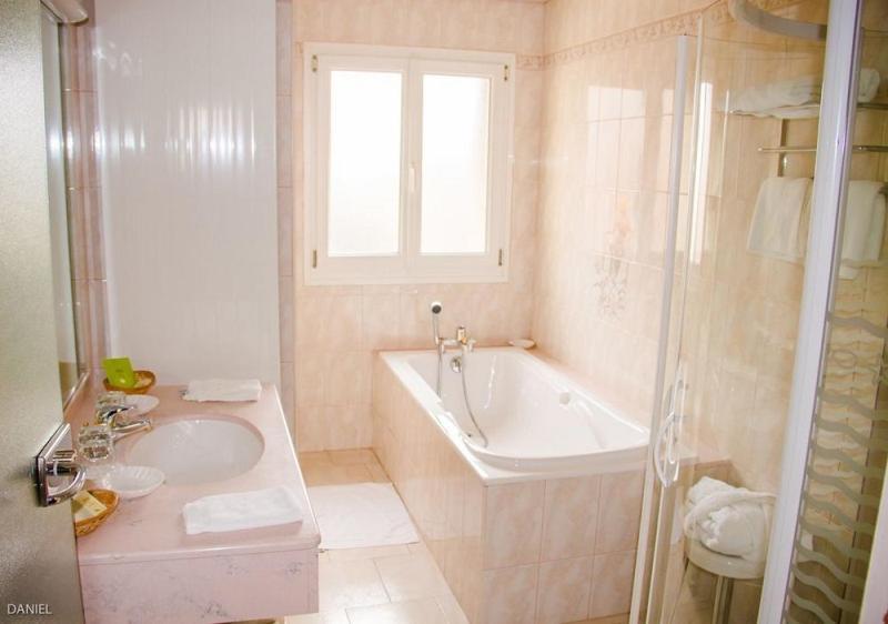 Hotel De La Cloche Sp แร็งส์ ภายนอก รูปภาพ